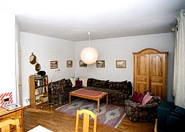 großes bequemes Sofa und Holzschrank für viel Stauraum