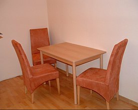 Sitzecke mit 3   lachsfarbenden Stühlen
