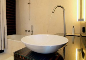 vornehmes Badezimmer mit außergewöhnlichen Wasserhahn