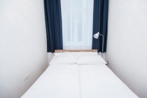 Schlafzimmer mit gemütlichen Bett für angenehme Träume