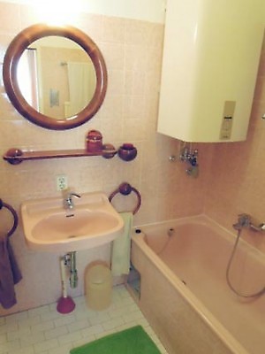 Badezimmer mit Badewanne, WC ist separat Badezimmer mit Badewanne, WC ist separat