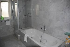 Badezimmer mit Fenster und Badewanne Badezimmer mit Fenster und Badewanne