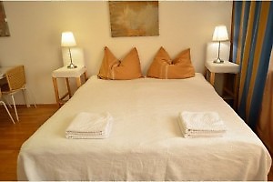 das Doppelbett bietet Platz für 2 Personen das Doppelbett bietet Platz für 2 Personen