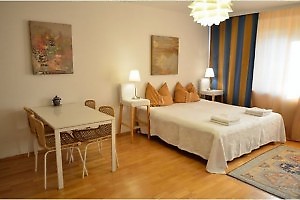 neben dem Bett ist ein kleiner Esstisch für 4 Personen neben dem Bett ist ein kleiner Esstisch für 4 Personen