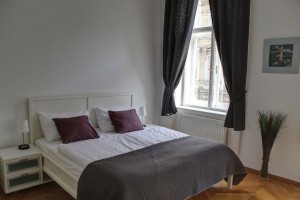 Schlafzimmer mit Doppelbett