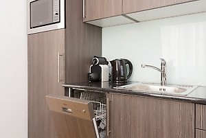 Küche mit Geschirrspülmaschine und Mikrowelle