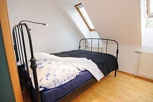 Schlafzimmer in schwarz/rotem Design