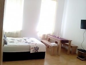 Schlafzimmer mit Esstisch und Sitzbänke in Fewo Wien