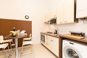Küche mit Essplatz und Waschmaschine in Ferienwohnung Wien