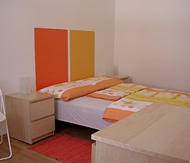 Doppelbett mit Nachtschränkchen