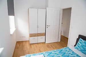 Schlafzimmer mit Kleiderschrank in der Ferienwohnung Wien