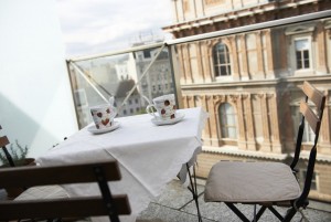 gedeckter Tisch mit 2 Tassen auf Balkon  Ferienwohnung Wien