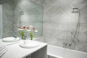 moderne Badewanne Duschbrause mit Blumenstrauß Fewo Wien
