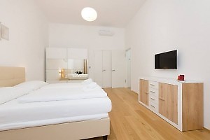 Schlafzimmer mit TV an der Wand in der Ferienunterkunft Wien