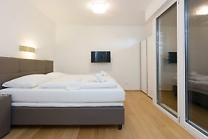 Schlafzimmer mit TV in der zentralen Ferienwohnung Wien