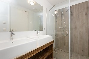 Badezimmer mit sehr großer Dusche in Wien Ferienwohnung