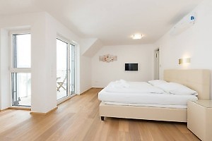helles Schlafzimmer mit TV in der Unterkunft Wien