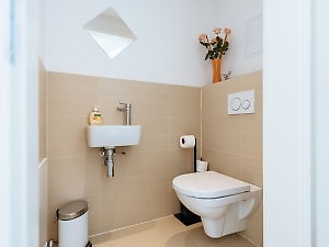 separates WC und Waschbecken im bad der Fewo Wien