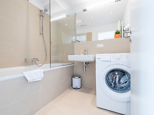 Bad mit Waschmaschine, Wanne und Spiegel in Wien Fewo