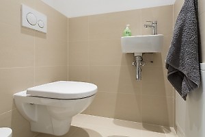 WC mit Waschbecken und Handtuch in Wien Ferienwohnung 