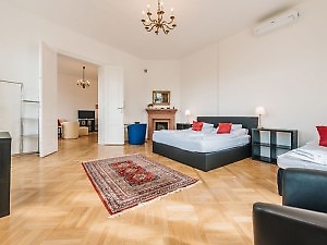 Schlafzimmer mit Doppelbett und Bettvorleger in Fewo Wien