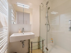 Bad mit Glasdusche und Waschbecken in Wien Unterkunft 