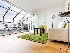 Blick vom Wohnzimmer zum Balkon der Fewo Wien