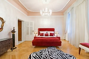 rotes Doppelbett mit 3 roten Kissen in Wien Ferienwohnung rotes Doppelbett mit 3 roten Kissen in Wien Ferienwohnung