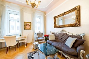 3 Sitzer Sofa und Spiegel im Wohnbereich der Fewo Wien