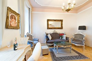 graues Sofa und 2 Sessel in der Unterkunft Wien graues Sofa und 2 Sessel in der Unterkunft Wien