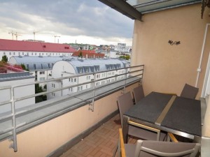 Balkon mit Essplatz in der privaten Wien Ferienwohnung