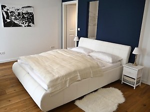 Boxspringbett im Schlafzimmer in der Wien Ferienwohnung