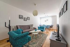 Modernes Wohnzimmer in der Ferienwohnung Wien