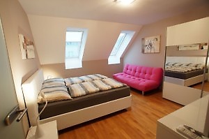Schlafzimmer mit Doppelbett un Sofa in der Unterkunft Wien