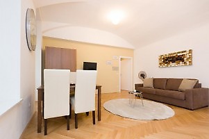 Wohnzimmer mit Esstisch und Sofa in Ferienunterkunft Wien