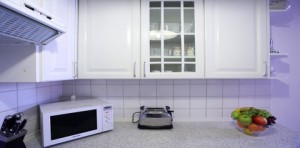 lila Licht in der Küche für ein angenehmes Ambiente