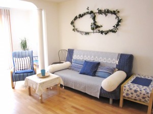 blaue Couch und Schaukelstuhl für gemütliche Stunden