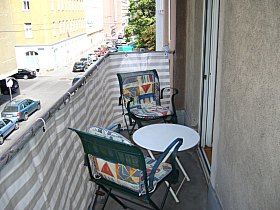 kleiner gemütlicher Balkon in Wien