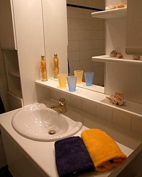 Badezimmerschrank mit Waschbecken, Badewanne mit Dusche