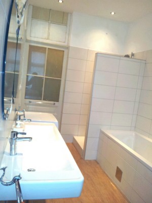 Doppelwaschbecken für einen gemeinsamen Start in den morgen Doppelwaschbecken für einen gemeinsamen Start in den morgen