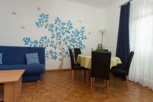 Wallpaper in Form von einem blauen Baum ist an der Wand