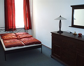 Doppelbett mit Spiegel und Schrank - alles im gleichen Stil