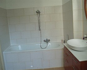Badezimmer mit Waschtisch und Badewanne