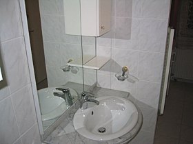 Waschbecken und Spiegel