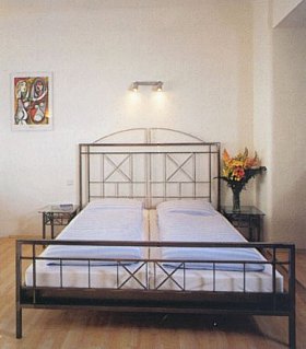 Doppelbett und sehr bizarren Bild an der Wand 