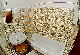 Badezimmer mit Wanne / Dusche