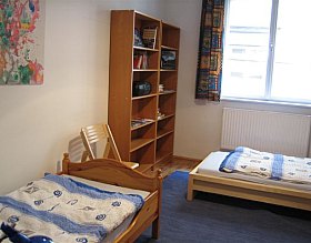 2 single beds and shelves