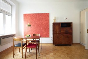 Wohnraum mit Esstisch und zeitgenössischer Kunst