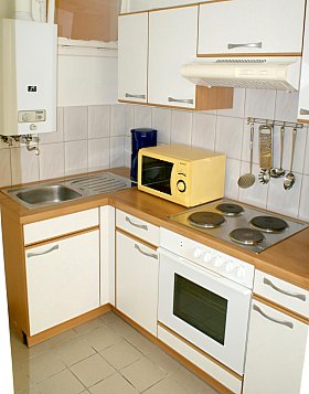 Küche mit Mikrowelle