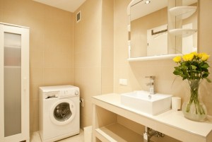 Im Badezimmer befindet sich eine Waschmaschine Im Badezimmer befindet sich eine Waschmaschine